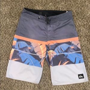 Boys Quicksilver Board Shorts-size 29